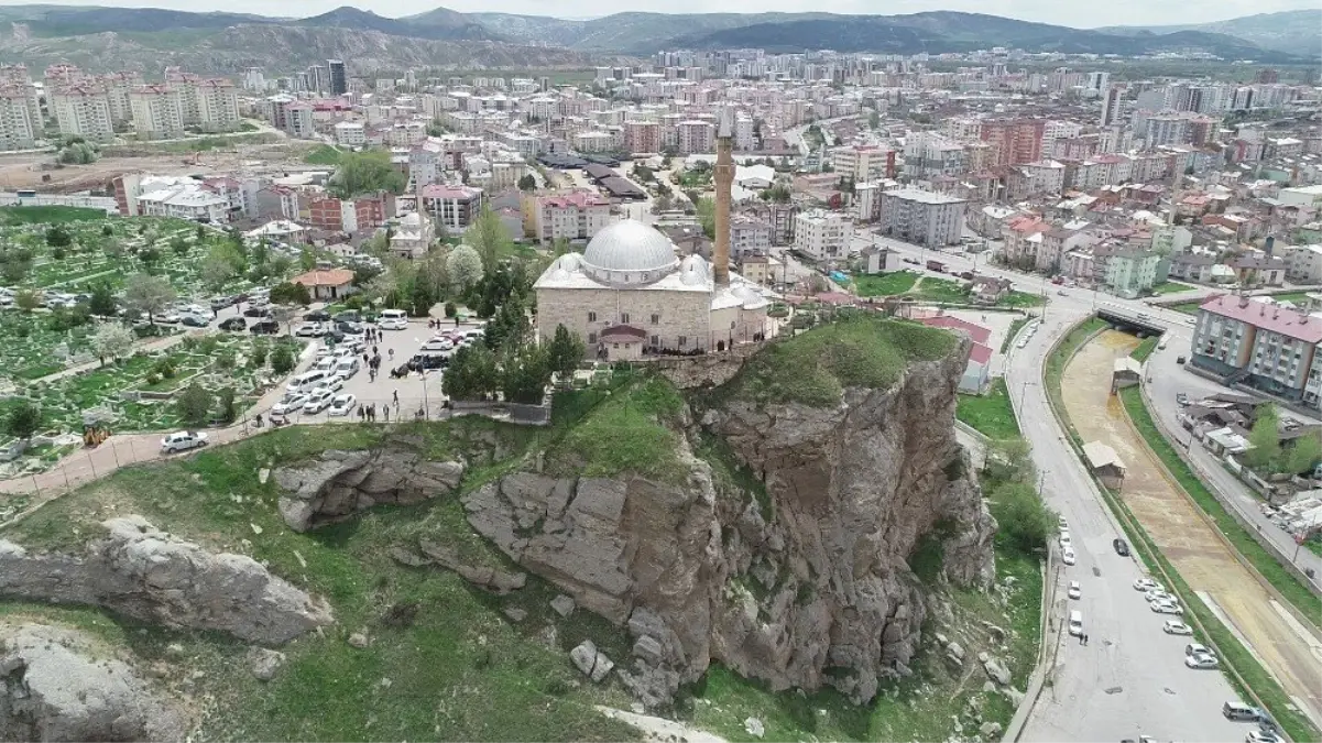 Zirvedeki Türbeye Ziyaretçi Akını