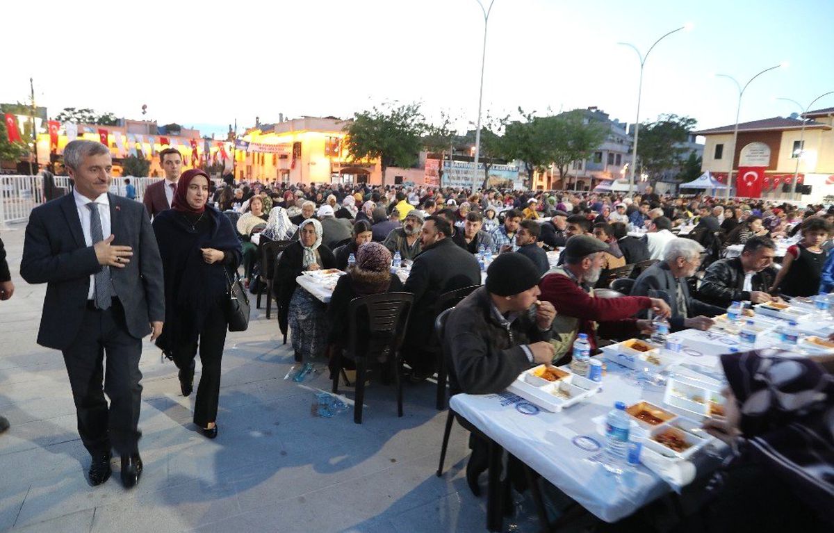 5 Bin Kişi Semazenler Eşliğinde Osmanlı Usulü İftar Açtı