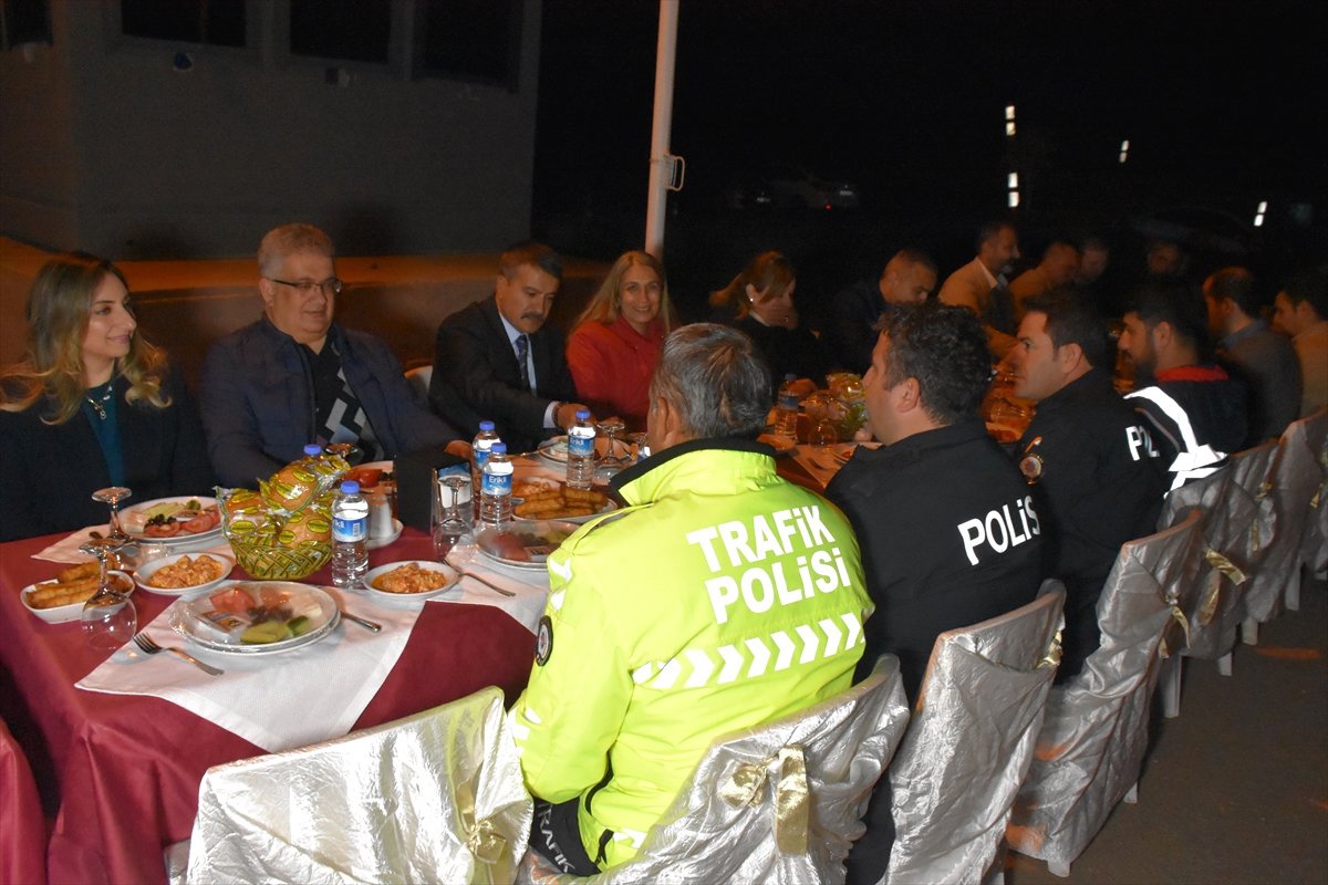 Adıyaman Protokolü ve Eşlerinden Kontrol Noktasında Sahur