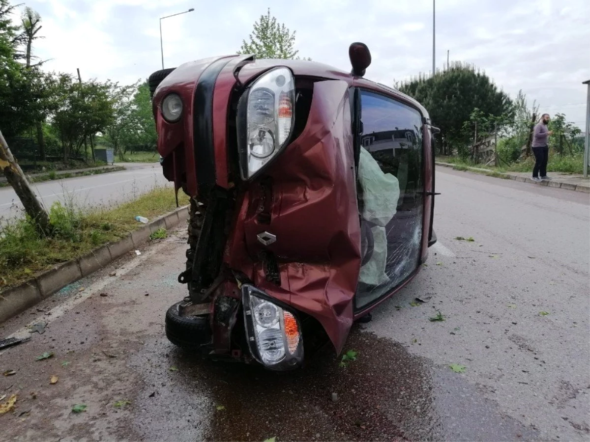 Ağaca Çarpıp, Yan Yatan Otomobilden Burnu Bile Kanamadan Çıktılar