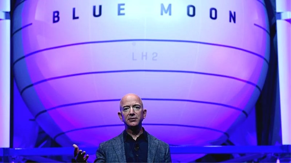 Amazon\'un Sahibi Jeff Bezos 2024\'te Ay\'a İnmesi Planlanan Uzay Aracını Tanıttı