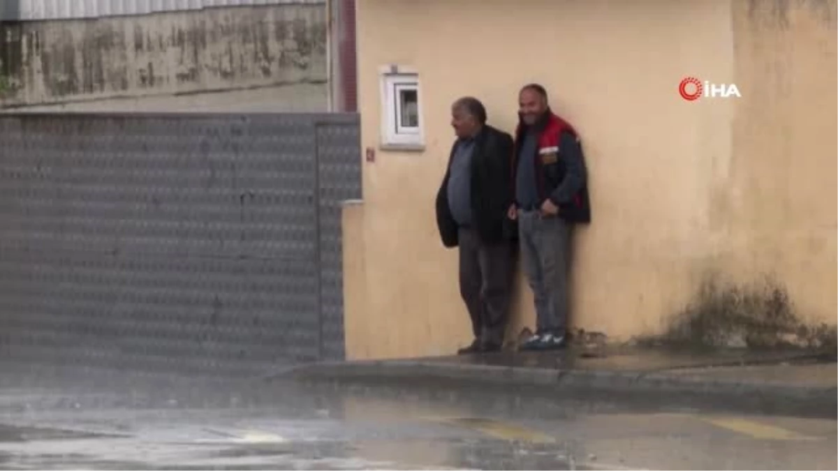Arnavutköy\'de Sağanak Yağış Etkili Oldu