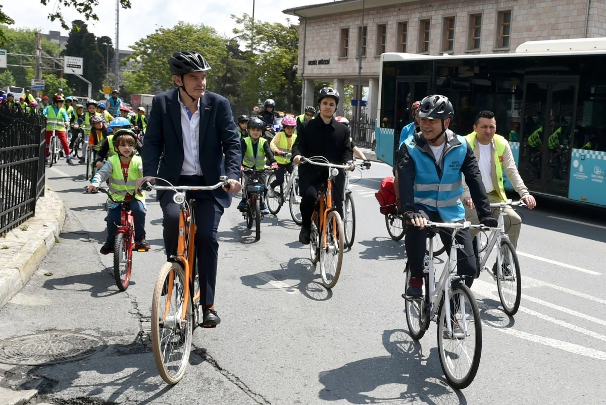 Beşiktaş Belediye Başkanı Rıza Akpolat Çocuklarla Birlikte Bisiklet Sürdü