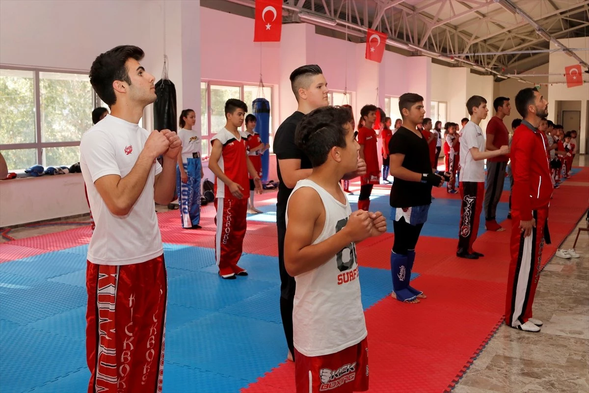 Camide İmam,salonda Kick Boks Antrenörü