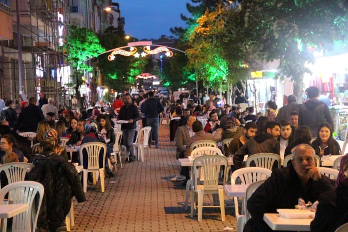 Çan\'da Vatandaşlar ve Esnaflar İftar Verdi
