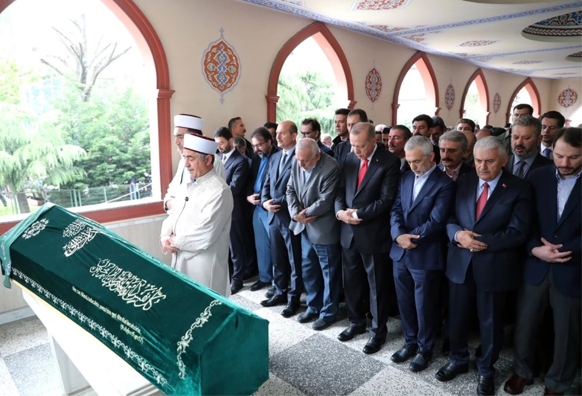 Cumhurbaşkanı Erdoğan, Fazlı Kılıç\'ın Annesinin Cenaze Törenine Katıldı