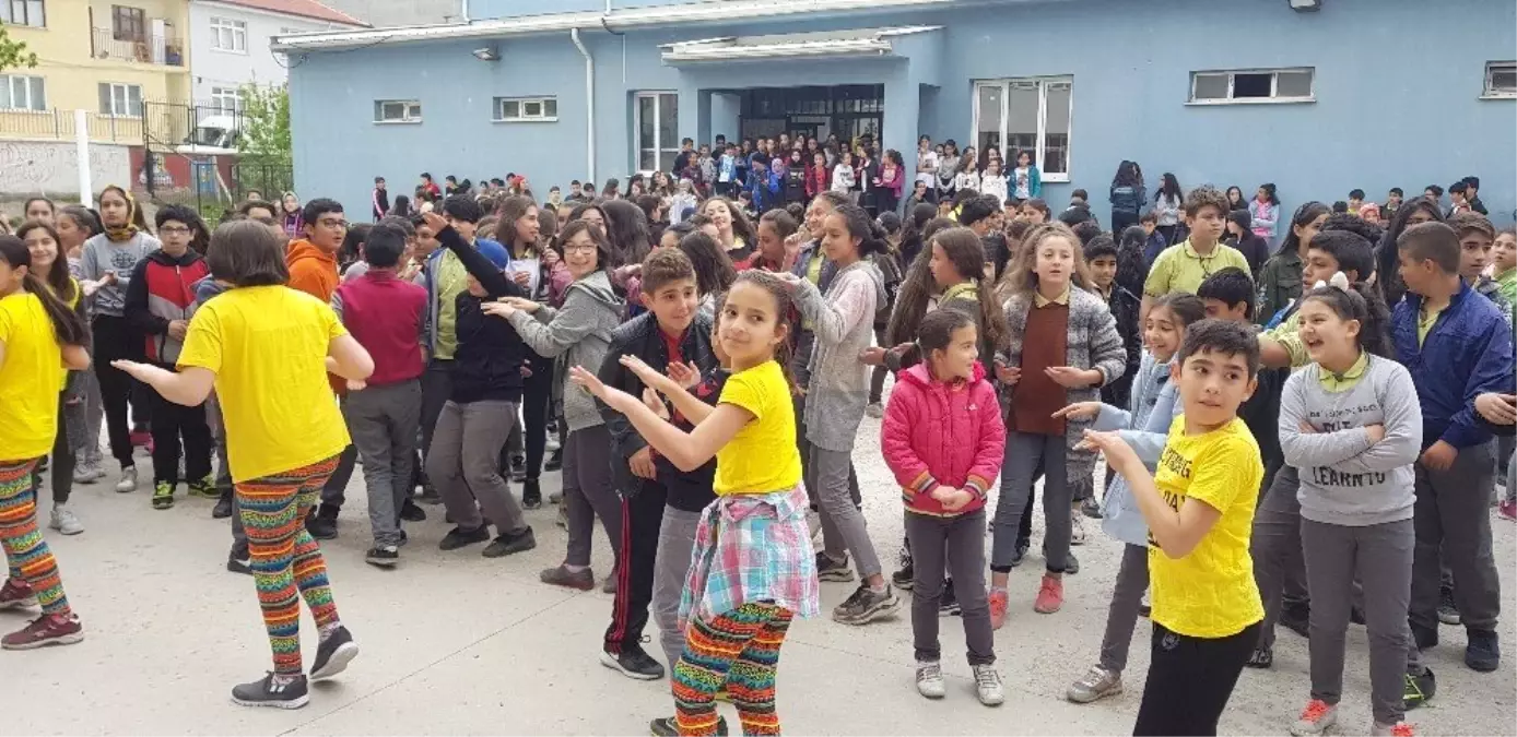 \'Dünya Sağlık İçin Hareket Et Günü\'nü \'Zumba Dansı" Yaparak Kutladılar