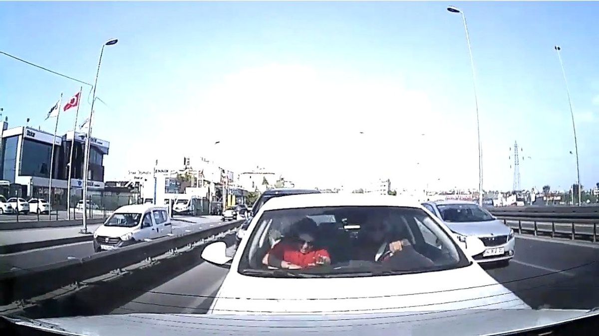 E-5 Karayolunda 4 Aracın Karıştığı Korkutan Zincirleme Kaza Kamerada