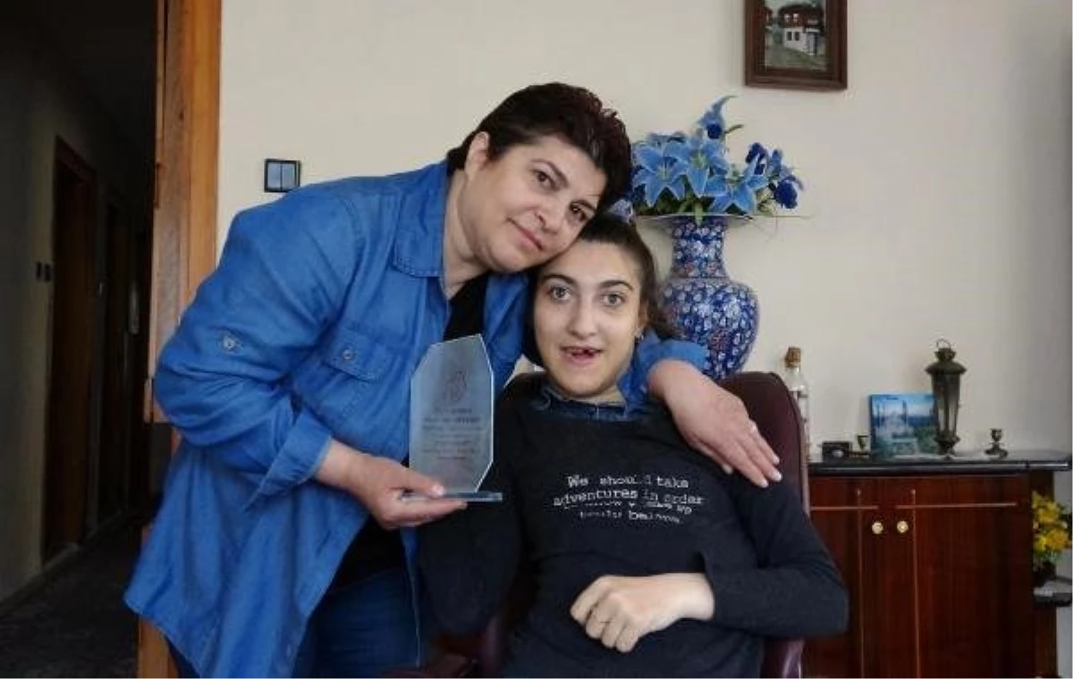 Engelli Annesine \'Yılın Annesi\' Ödülü