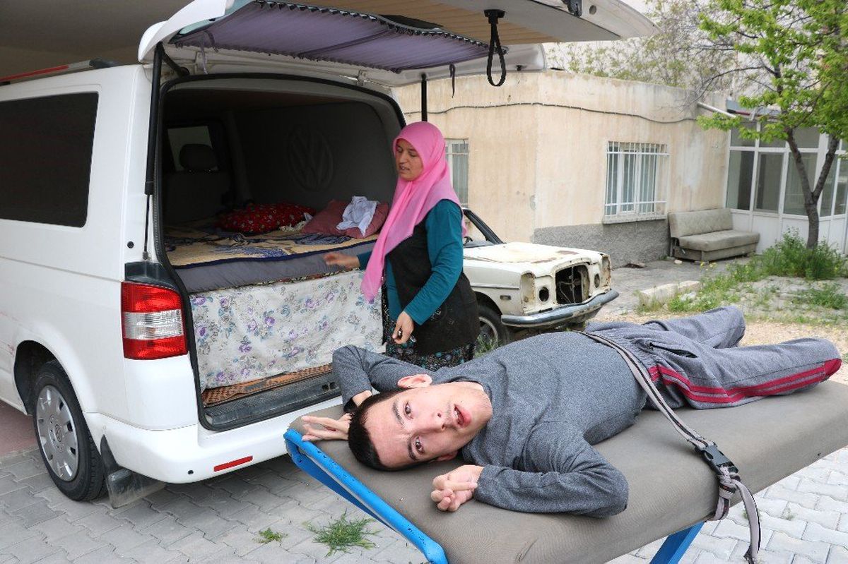 Fedakar Anne, Hayatını, Engelli İkizlerine Adadı