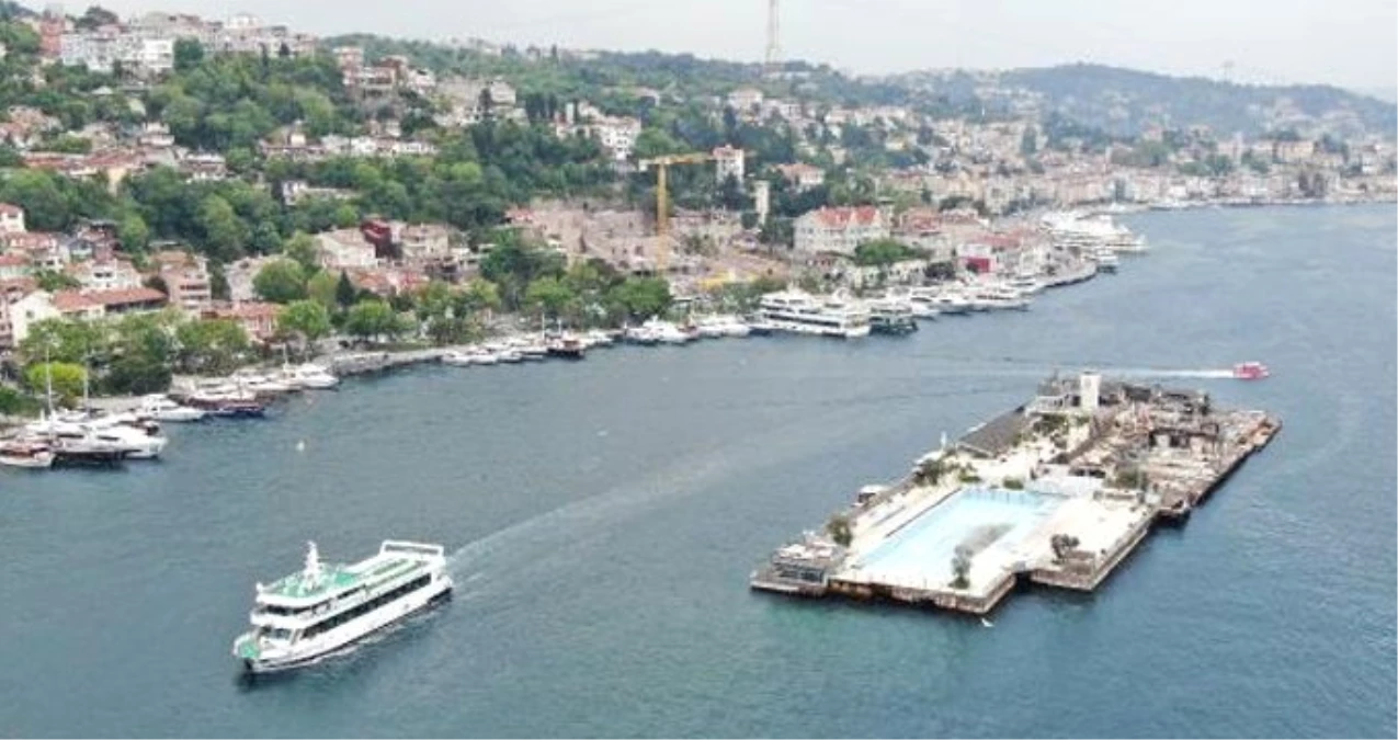 Galatasaray Adası, İstanbul Boğazı\'nın Ortasında Enkaz Halde Bekliyor