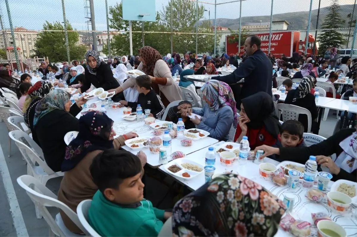 Güder, Vatandaşlarla Birlikte İftarını Açtı