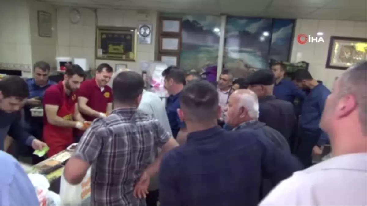 İftarda Çiğ Köfte Yiyebilmek İçin Saatlerce Kuyrukta Bekliyorlar