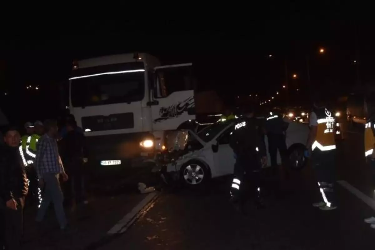 İzmir\'de Tır ile Çarpışan Otomobilin Sürücüsü Öldü