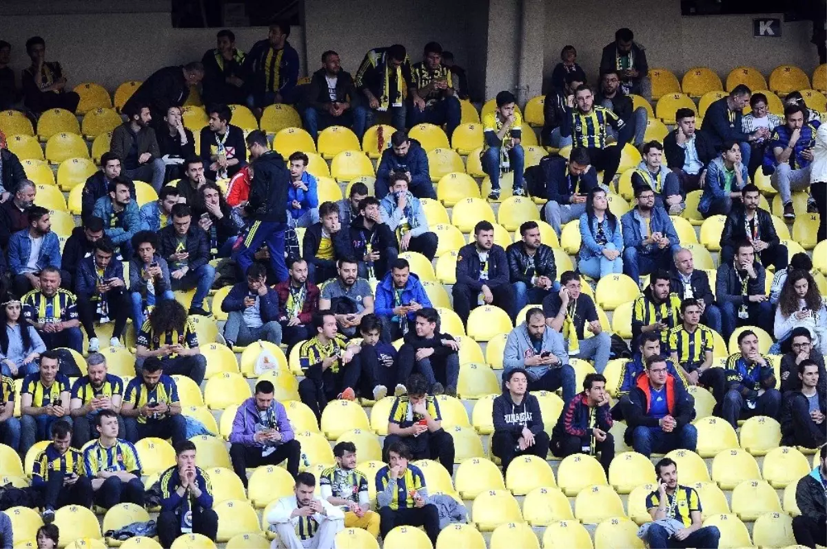 Kadıköy\'de Tribünler Boş Kaldı