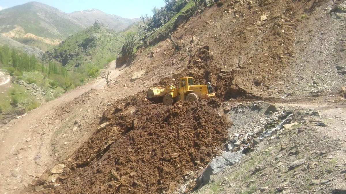 Kayaların Düşmesi Sonucunda Kapanan Köy Yolu Ulaşıma Açıldı