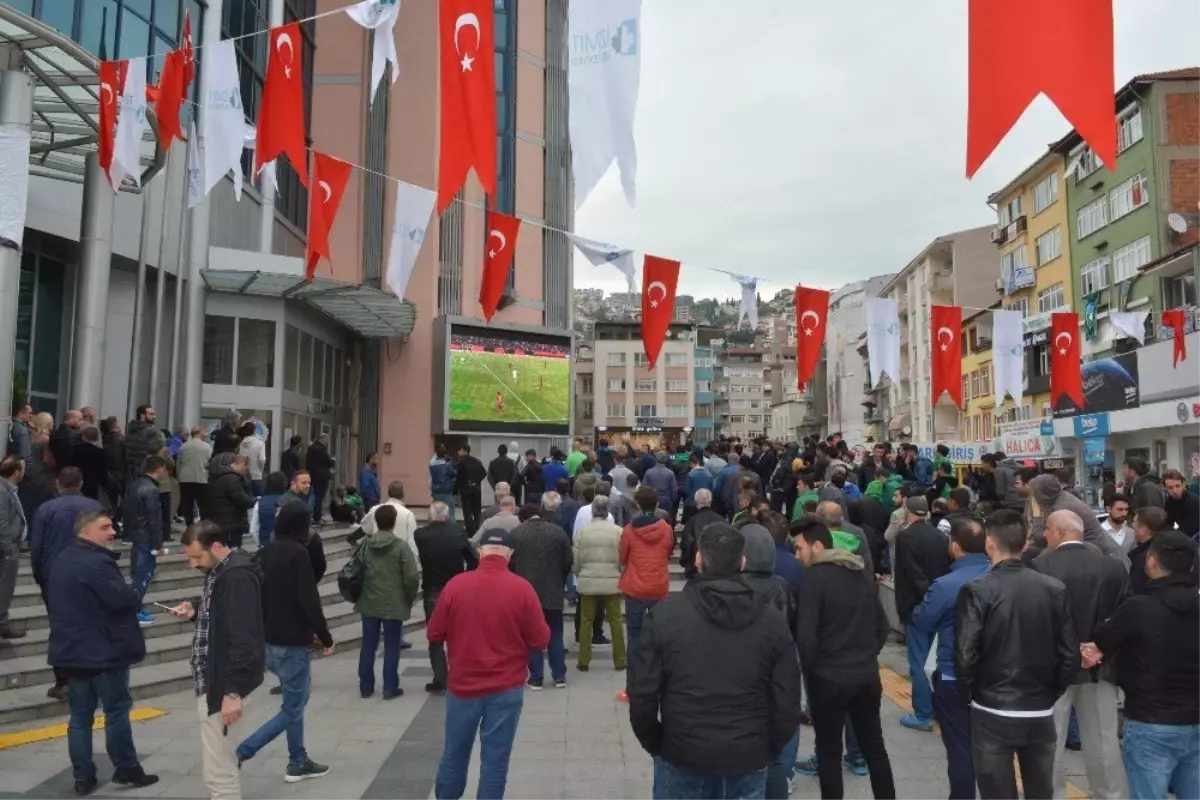 Kocaelispor Maçının Heyecanı İzmit\'te Yaşandı