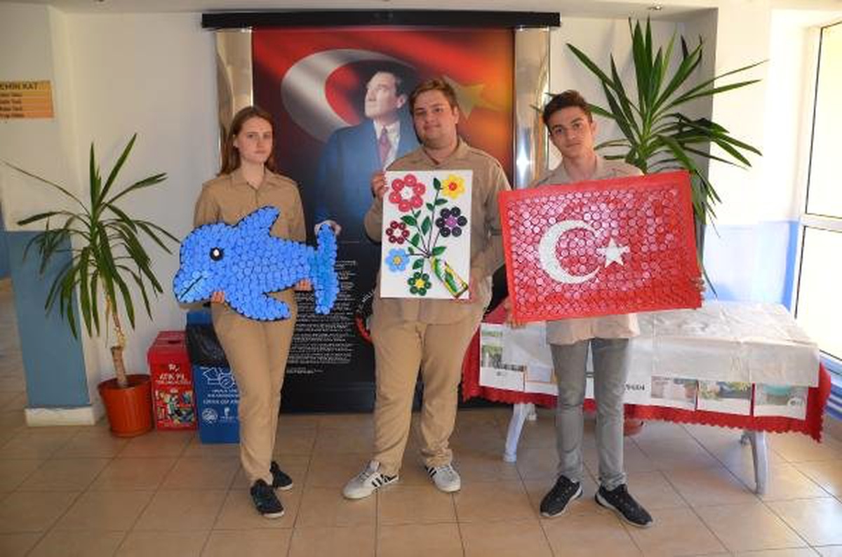 Öğrenciler Mavi Kapaklardan Türk Bayrağı, Yunus ve Kır Çiçeği Yaptı