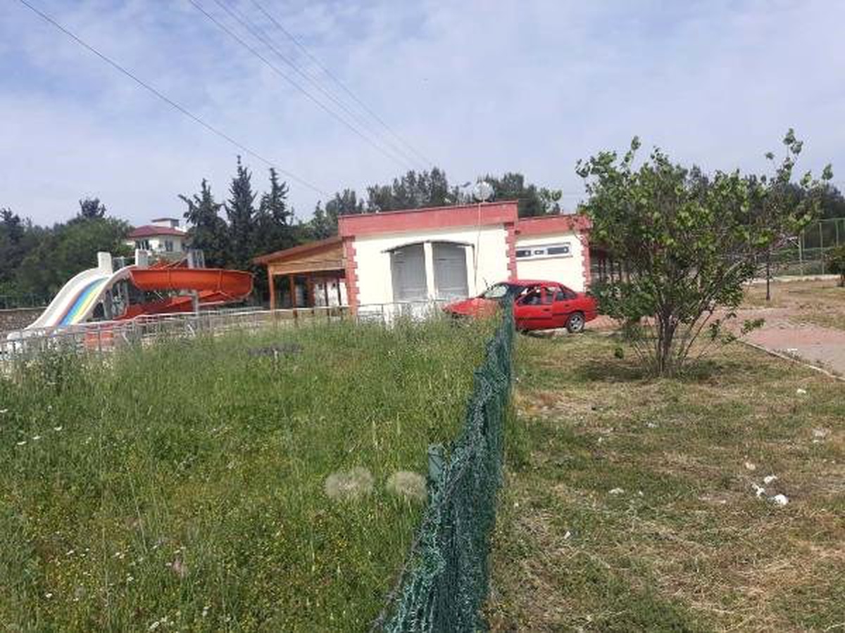 Otomobil Bahçe Duvarına Çarptı: 5 Yaralı