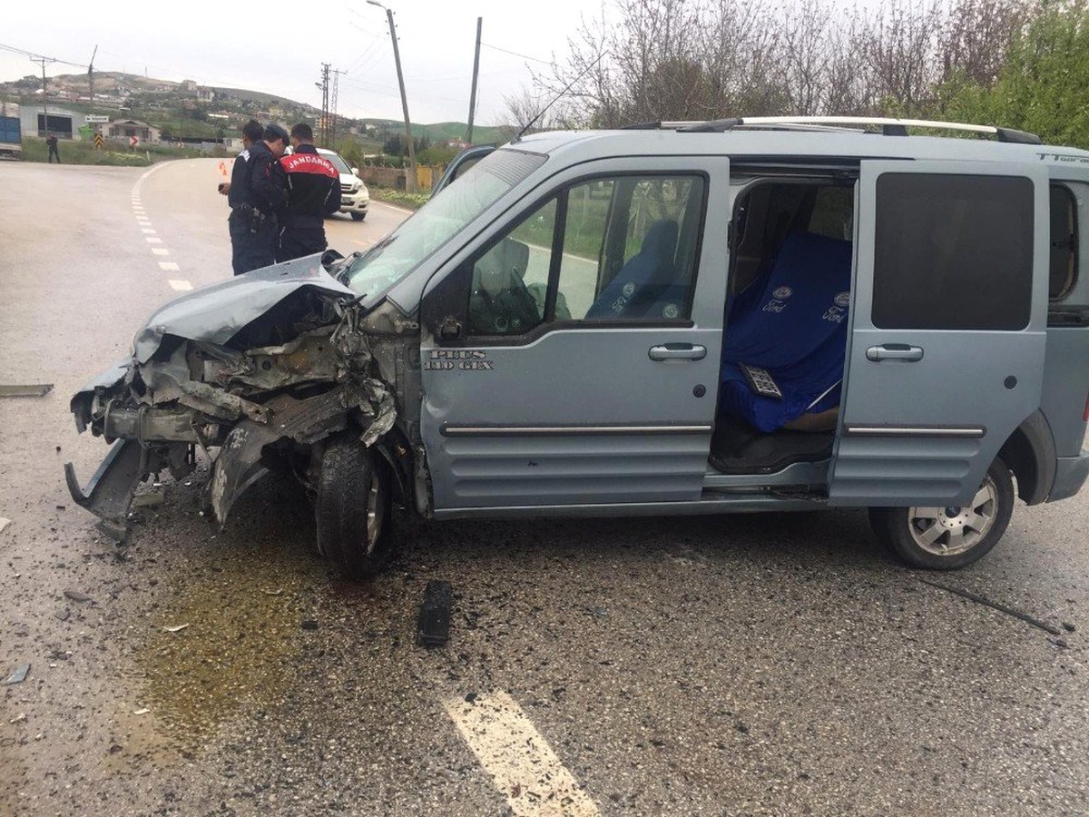 Otomobil ile Kamyonet Çarpıştı, 1 Çocuk Yaralandı