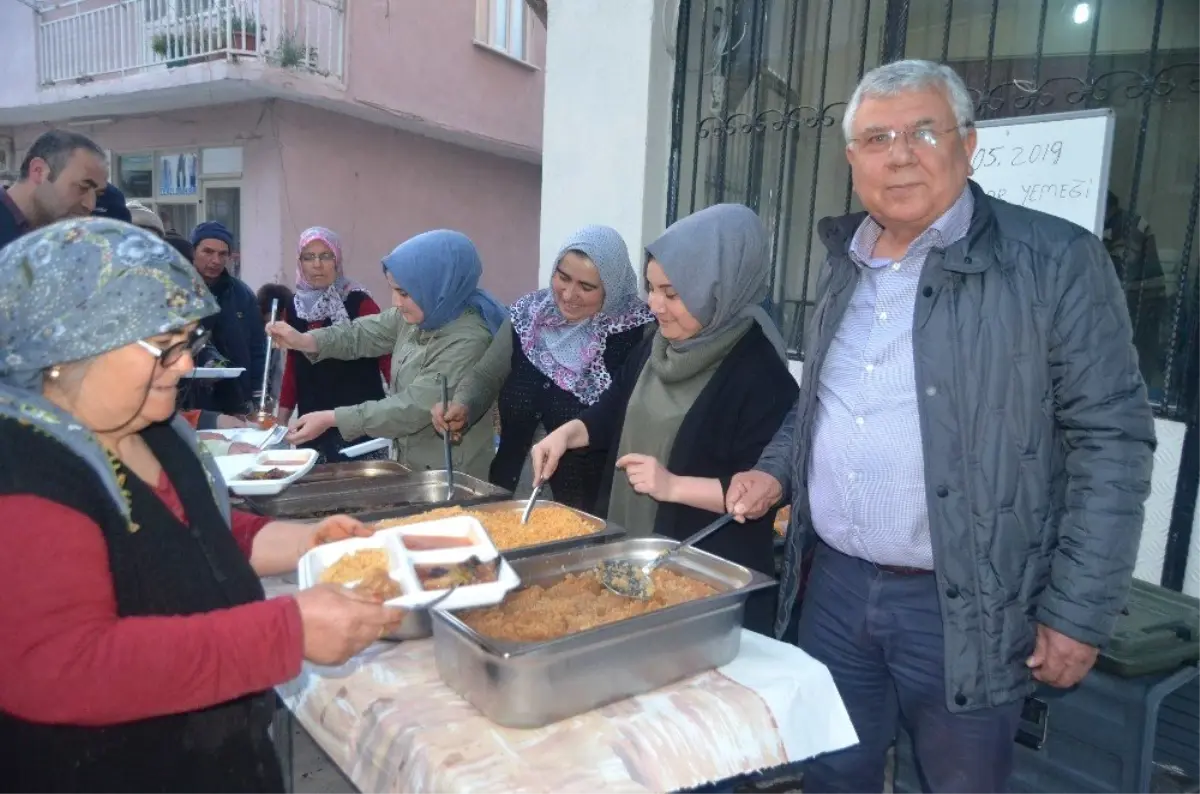 Salihli Tso\'dan Selendi\'de Her Gün 100 Kişiye İftar