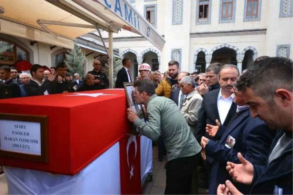 Şehidin Tabutunu Öpen Hamile Eşi: Ağlamayın, Kimseyi Sevindirmeyin