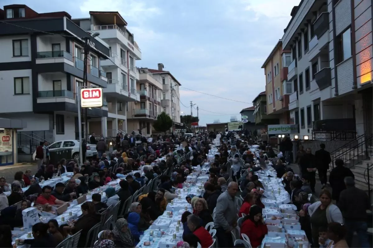 Sevgi Sofrası\'nda Buluşan Maltepeliler Dualarla İftarını Açtı