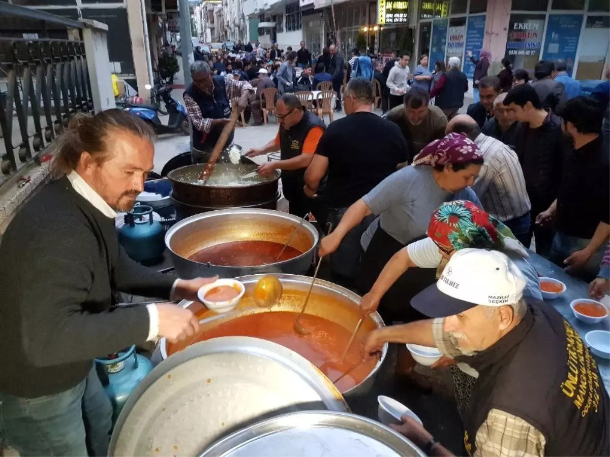 Sokak Sakinlerinden Geleneksel Ramazan İftarı