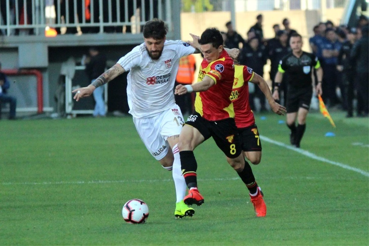 Spor Toto Süper Lig: Göztepe: 1 - Demir Grup Sivasspor: 2 (İlk Yarı)