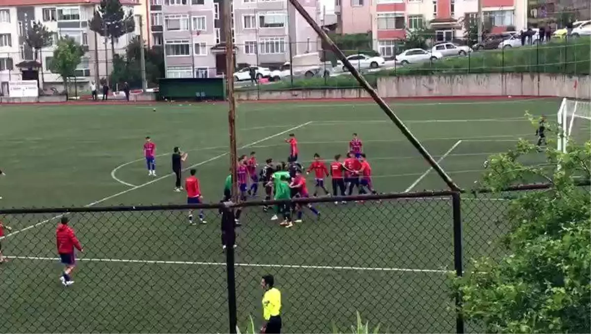 U-19 Maçında Tekme ve Yumruklar Havada Uçtu