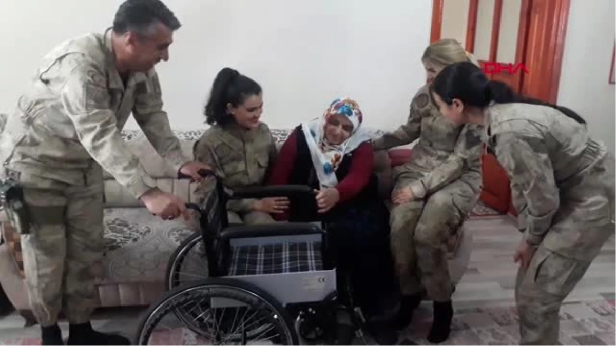Van Kadın Komutanlardan 70 Yaşındaki Kadına Tekerlekli Sandalye