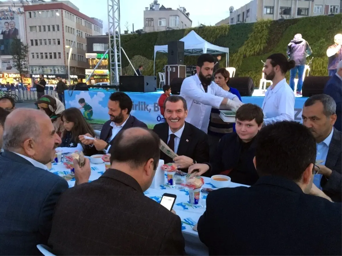 Zeytinburnu\'nda Binlerce Kişi Aynı Sofrada Orucunu Açtı