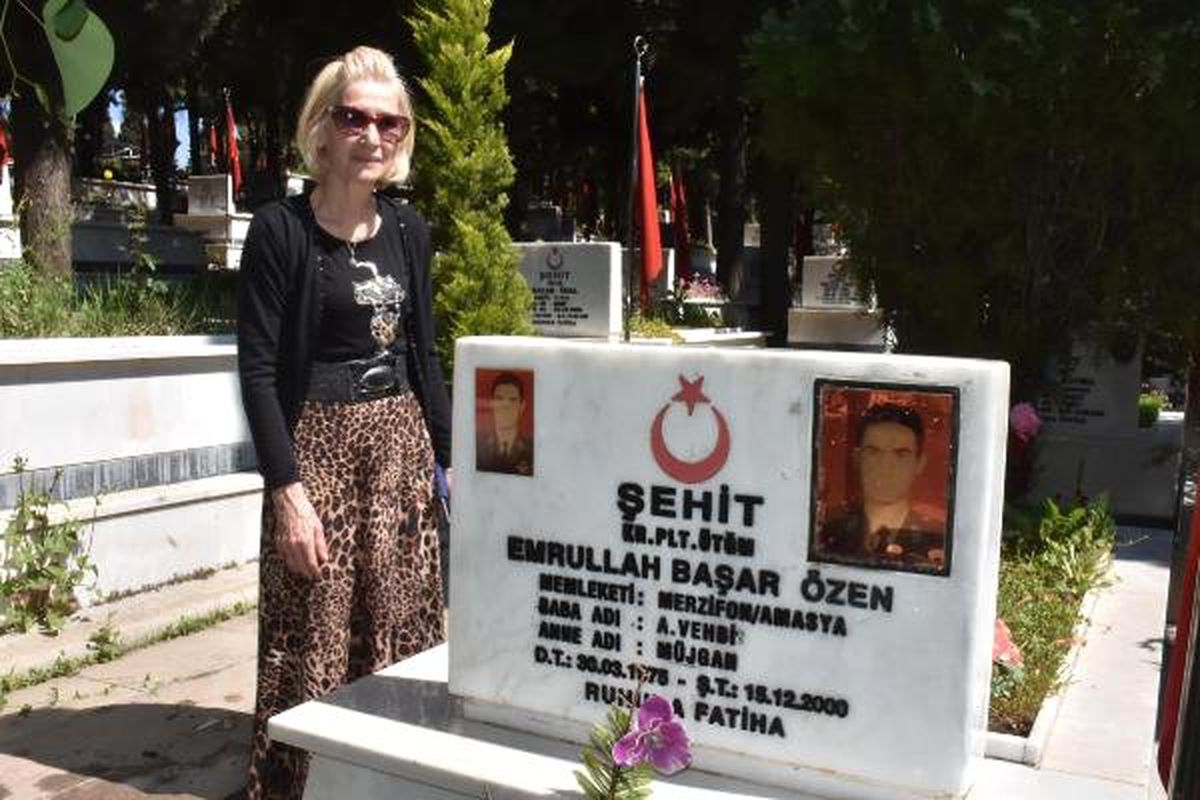 Anneler Günü\'nde Şehit Oğullarının Kabirlerini Ziyaret Ettiler