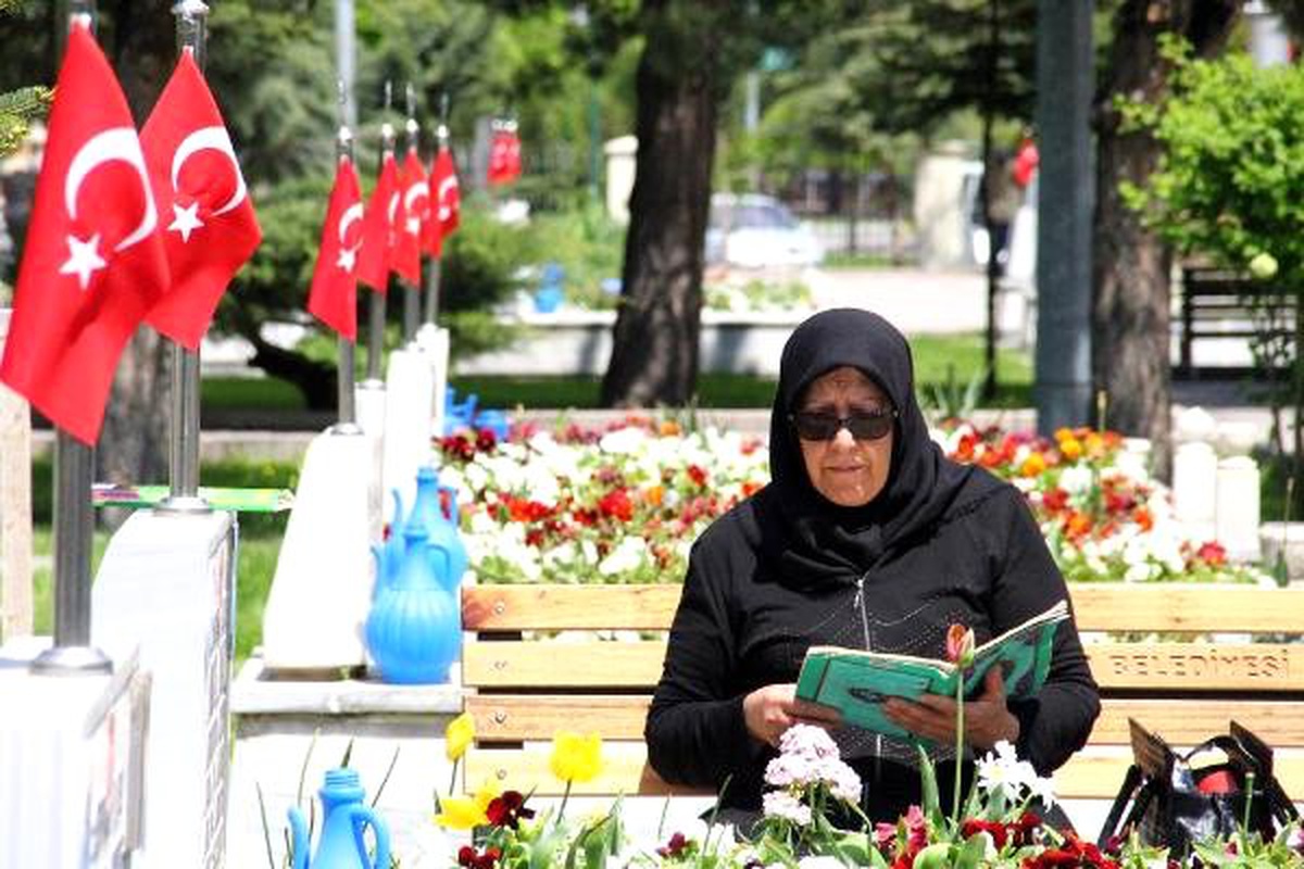 Anneler Günü\'nde Şehit Oğullarının Kabirlerini Ziyaret Ettiler