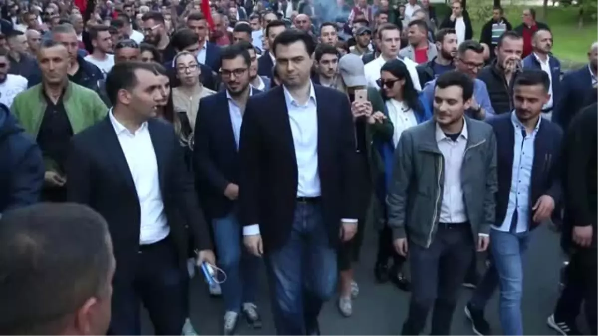 Arnavutluk\'ta Hükümet Karşıtı Protestoda Gerginlik