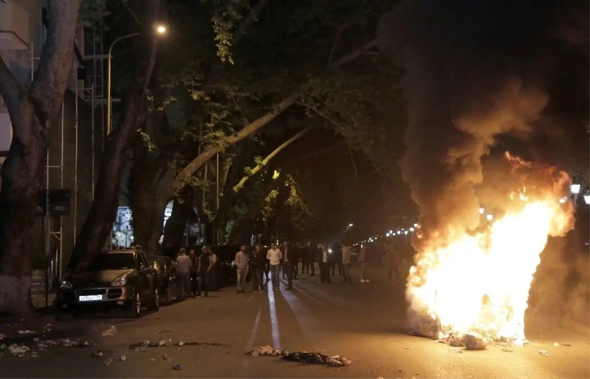 Arnavutluk\'ta Hükumet Karşıtı Protestolarda Arbede: 13 Polis Yaralandı