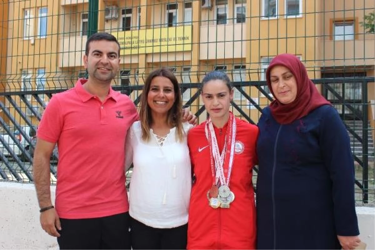 Bakkala Bile Koşarak Giden Semanur\'un Atletizm Başarısı