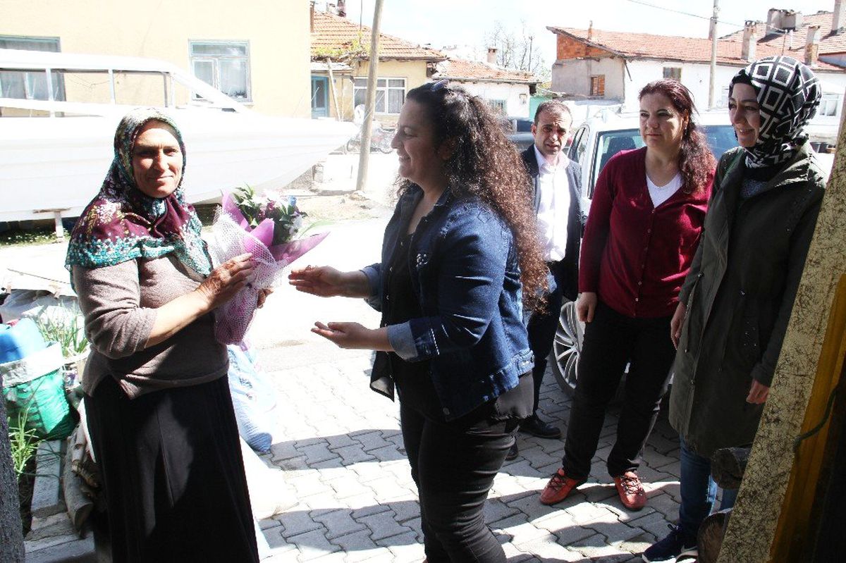 Beyşehir\'de Yılın Annelerine Evlerinde Anlamlı Ziyaret