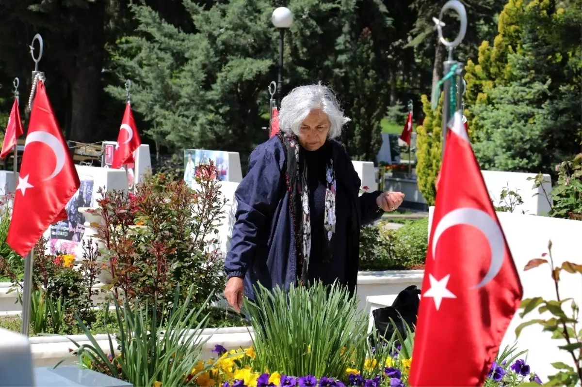 Cebeci ve Karşıyaka Şehitliğinde Hüzünlü "Anneler Günü"