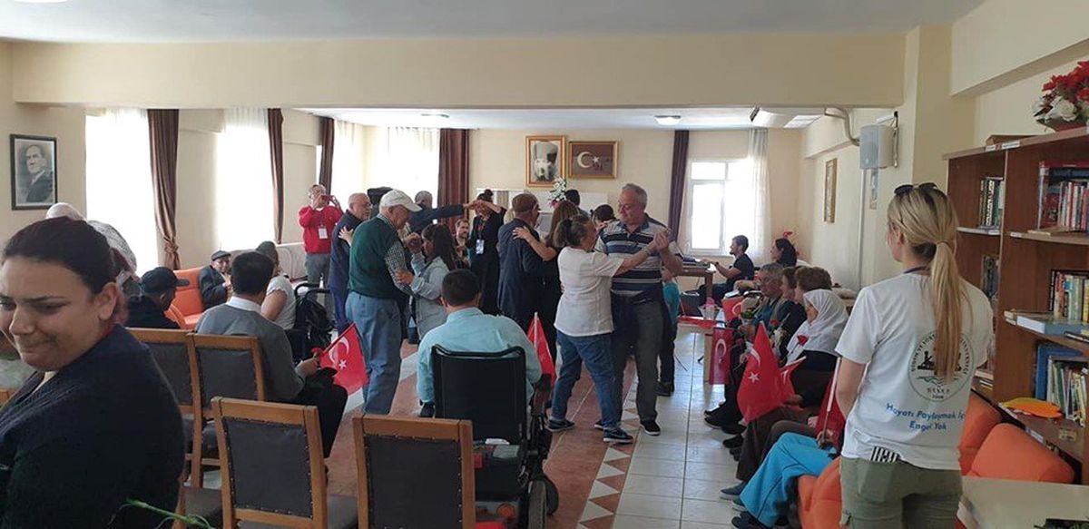 Didim\'de Engellilerden Yaşlılara Anneler Günü Ziyareti