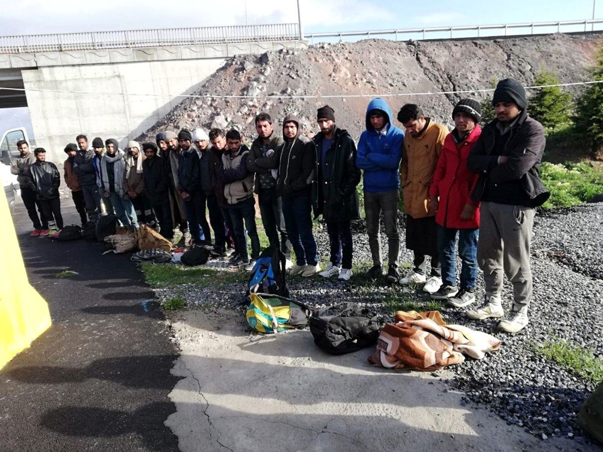 Durdurulan Kamyonun Kasasından 33 Kaçak Göçmen Çıktı