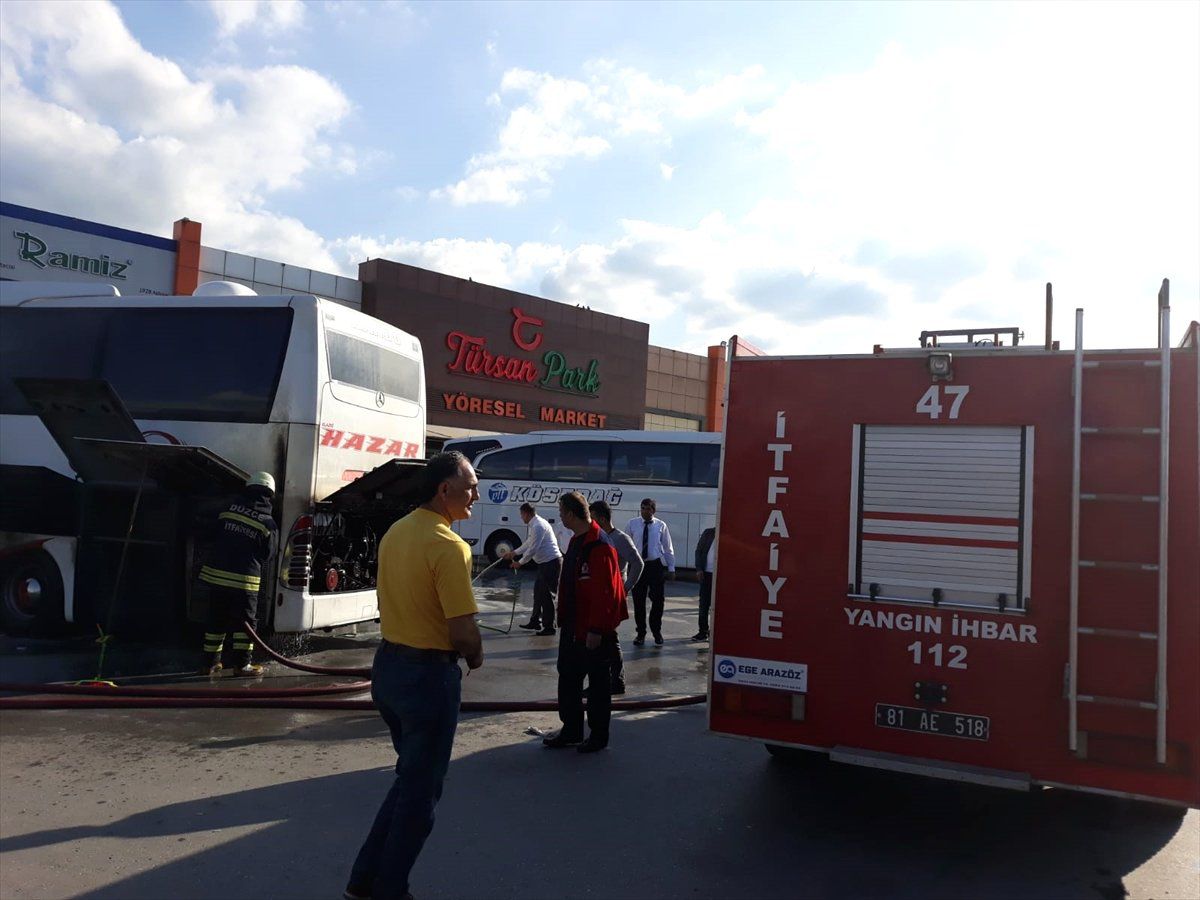 Düzce\'de Yolcu Otobüsünün Motoru Yandı