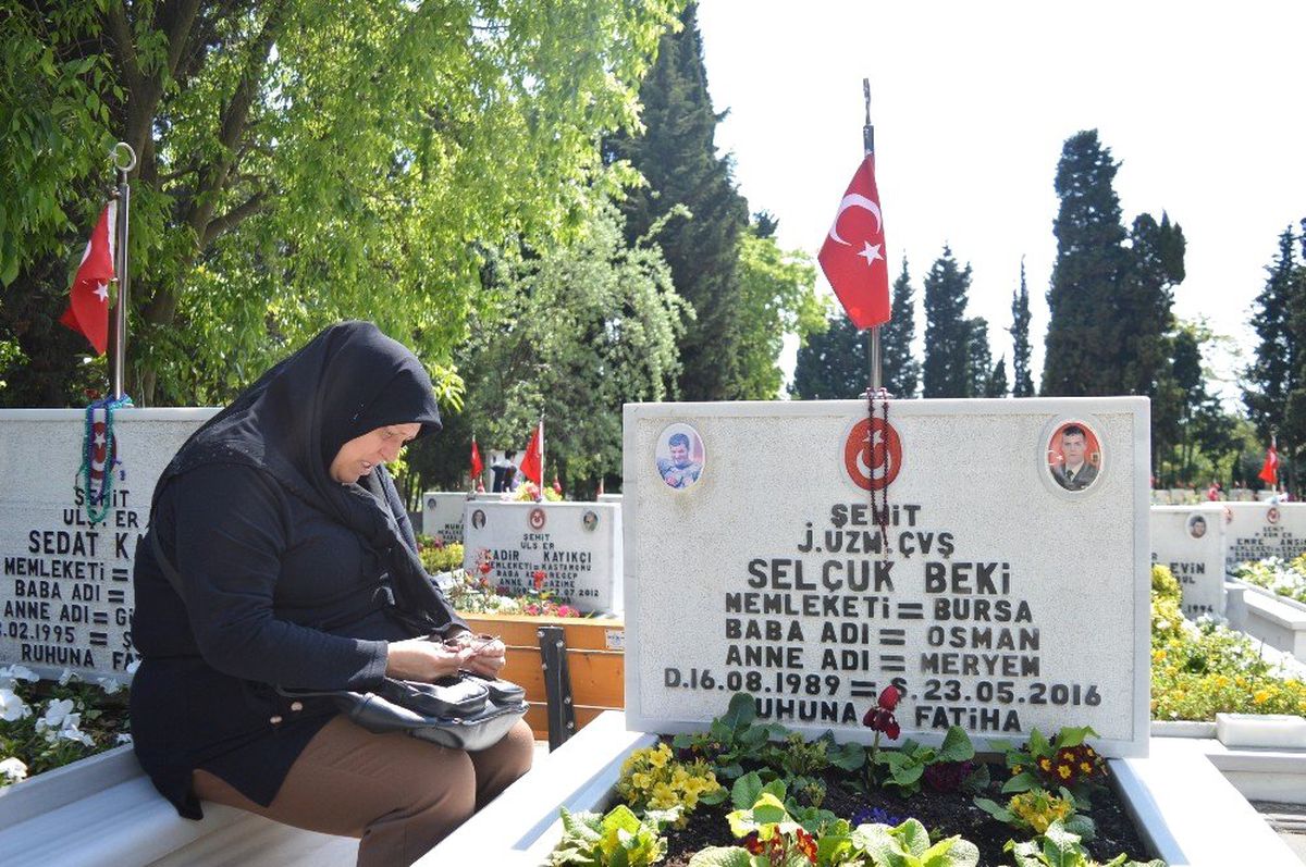 Edirnekapı Şehitliği\'nde Hüzünlü Anneler Günü