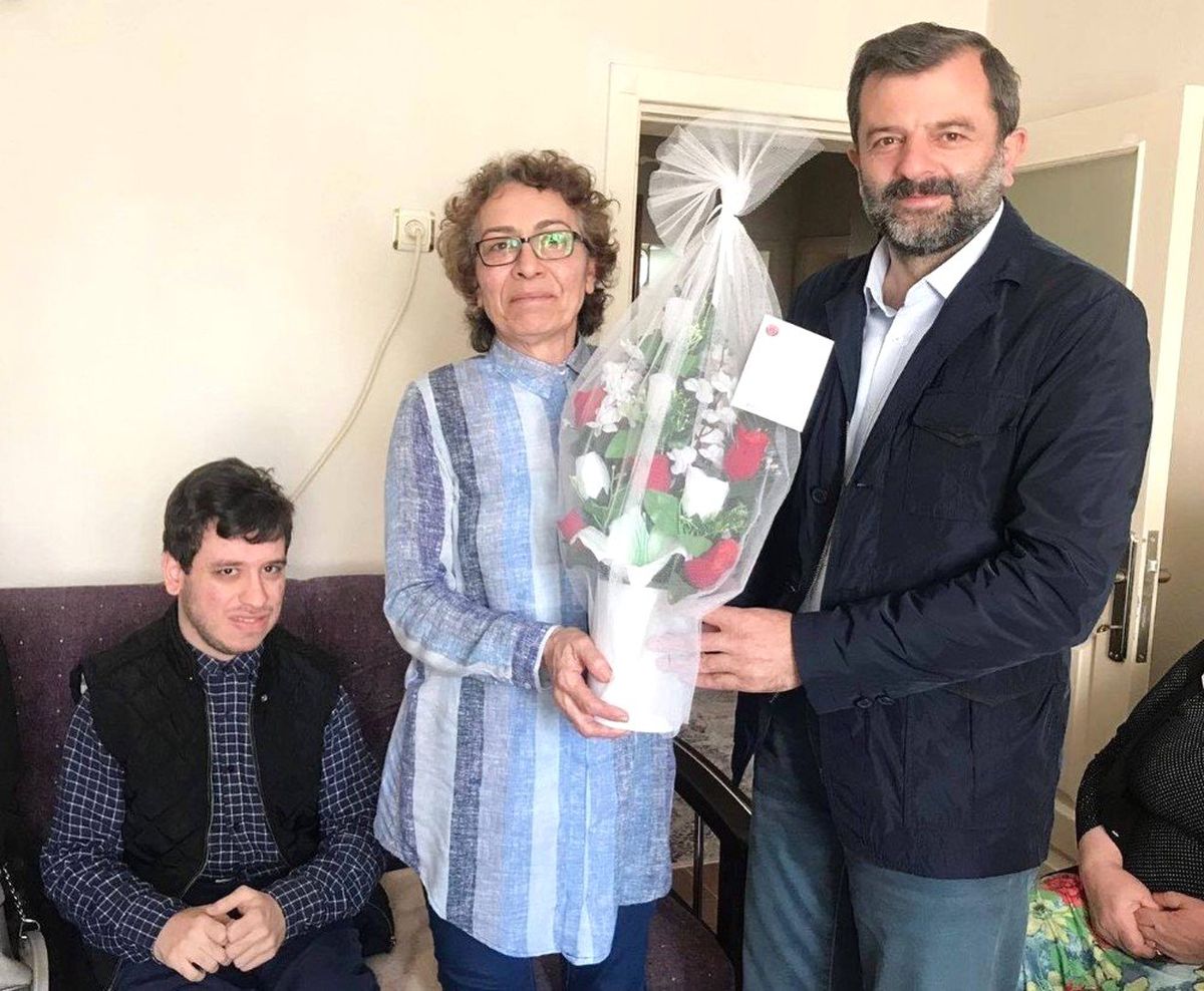 Engelli Oğlunu Her Gün Staja Götürüp Akşama Kadar Yanında Bekleyen Anne Yılın Annesi Seçildi