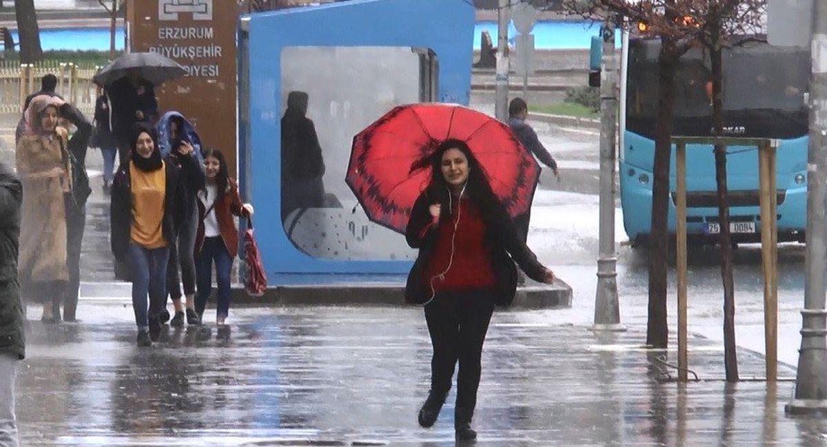 Erzurum\'da Sağanak Bir Anda Bastırdı