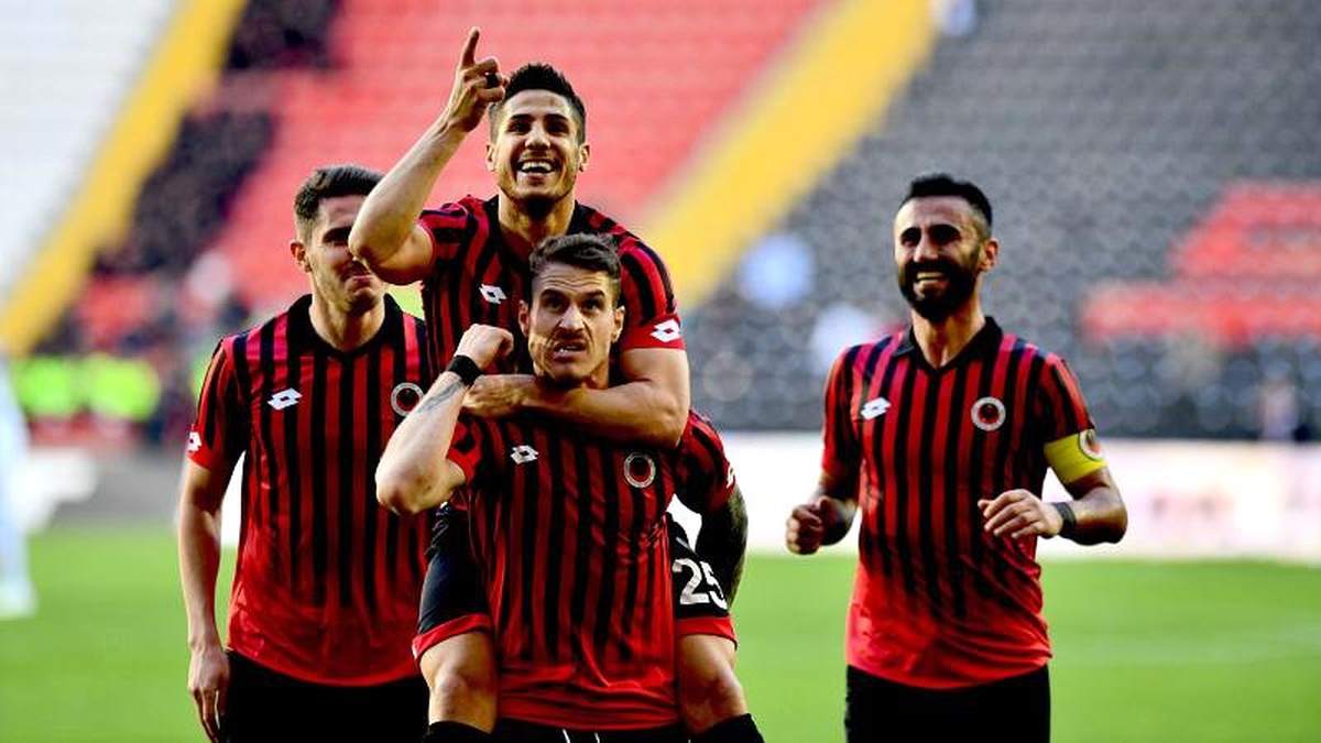 Gençlerbirliği ve Abalı Denizlispor Spor Toto Süper Lig\'e Yükselmeyi Garantiledi