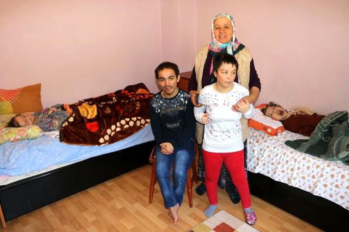 Hayatını 4 Engelli Çocuğuna Adadı