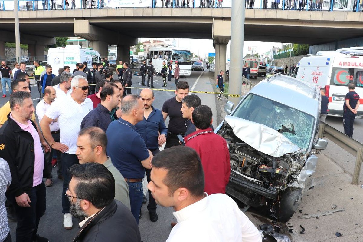 İşçileri Taşıyan Midibüs Ticari Araçla Çarpışıp Yan Yattı: 1 Ölü, 9 Yaralı