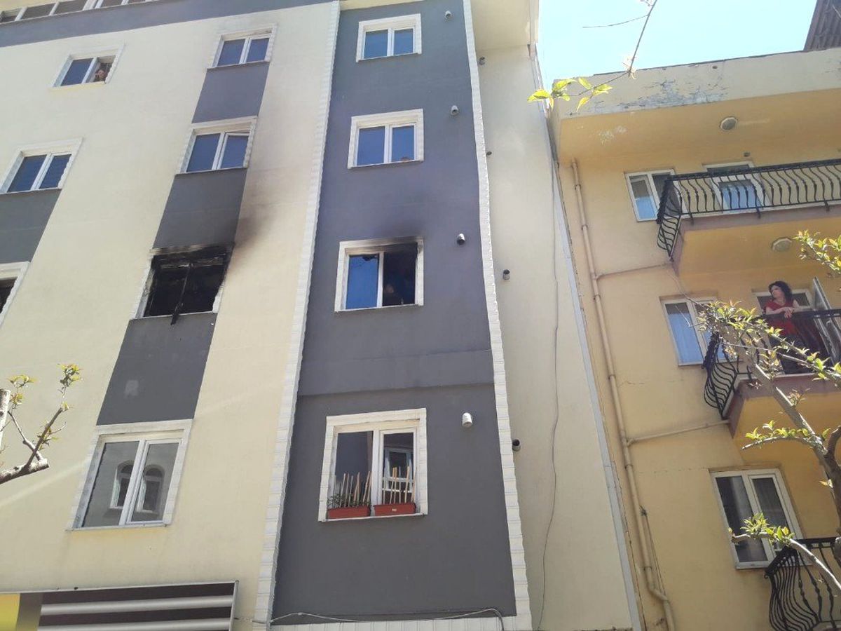 Isparta\'da 5 Katlı Öğrenci Apartında Yangın