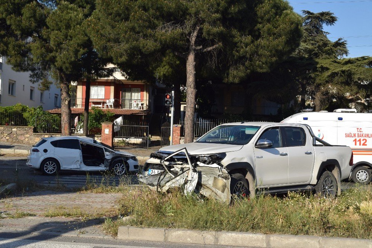 İzmir\'de Otomobil ile Kamyonet Çarpıştı: 2 Yaralı